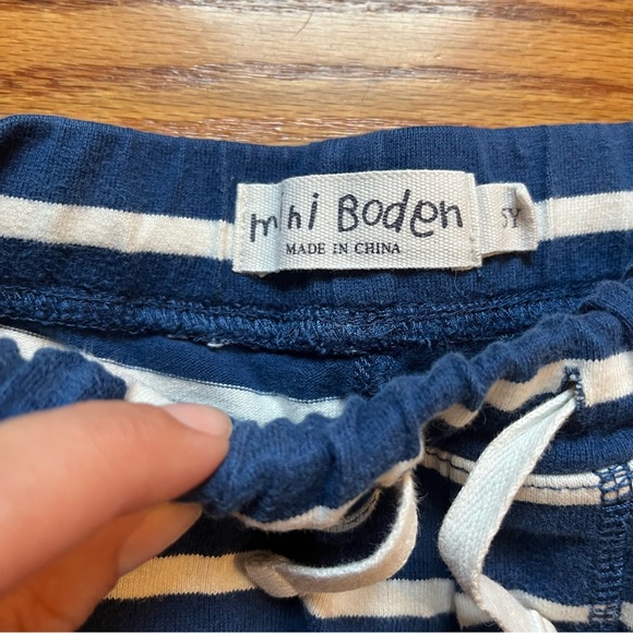 Mini Boden blue and white stripe shorts size 5 years - Picture 3 of 3